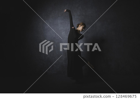 黑色背景下擺姿勢的女人 黑色背景下擺姿勢的女人 128469675