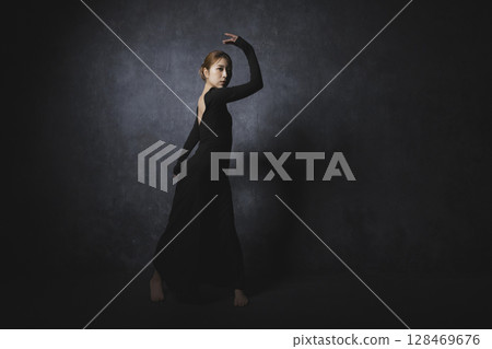 黑色背景下擺姿勢的女人 黑色背景下擺姿勢的女人 128469676