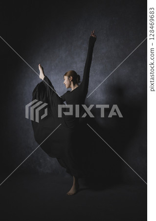 黑色背景下擺姿勢的女人 128469683