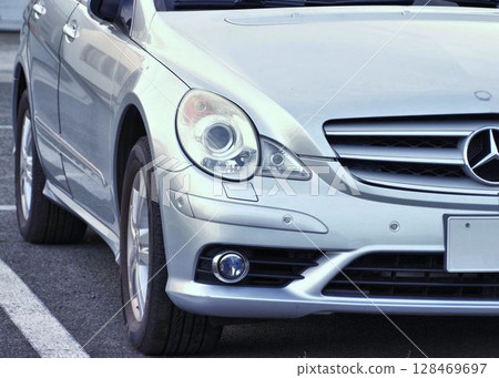 Imported car: Mercedes-Benz R-Class front mask Imported car: Mercedes-Benz R-Class front mask 128469697