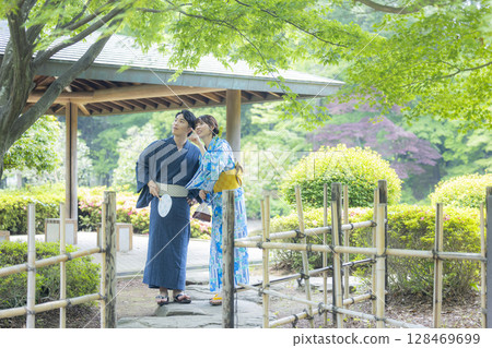 Men and women on a date in yukata 128469699