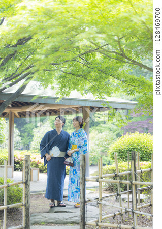 Men and women on a date in yukata 128469700