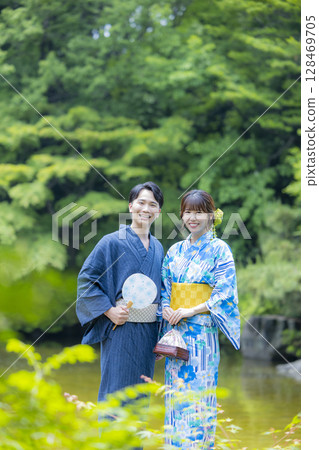 Men and women on a date in yukata 128469705