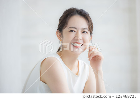 Beauty image of middle-aged women 128469723