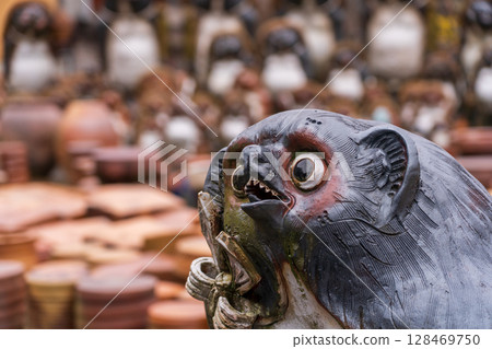 Photographing pottery made of raccoons in Shigaraki Town, Koka City, Shiga Prefecture Photographing pottery made of raccoons in Shigaraki Town, Koka City, Shiga Prefecture 128469750