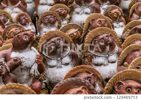 在滋賀縣甲賀市信樂町拍攝浣熊陶器 128469753