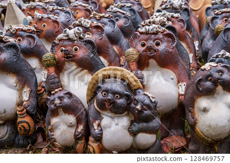 在滋賀縣甲賀市信樂町拍攝浣熊陶器 128469757