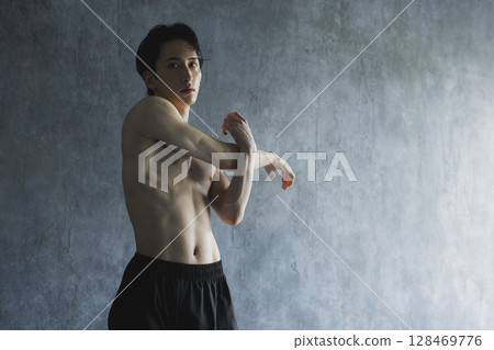 Men training 128469776