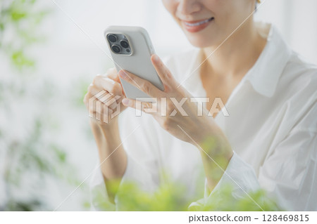 觀看智能手機的婦女 觀看智能手機的婦女 128469815