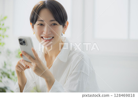 觀看智能手機的婦女 128469818