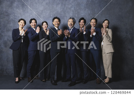  打膽量姿勢的商人 128469844