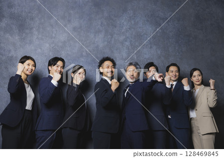  打膽量姿勢的商人 128469845