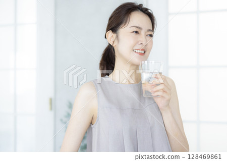 中年婦女在廚房喝水 128469861