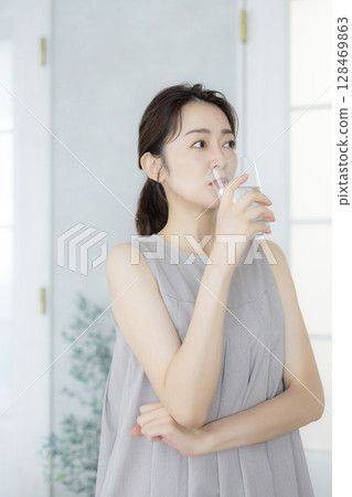 中年婦女在廚房喝水 128469863