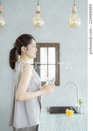 中年婦女在廚房喝水 128469864