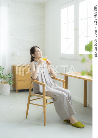 喝茶的中年婦女 128469896