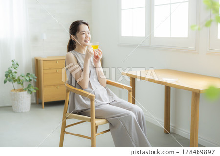 喝茶的中年婦女 128469897