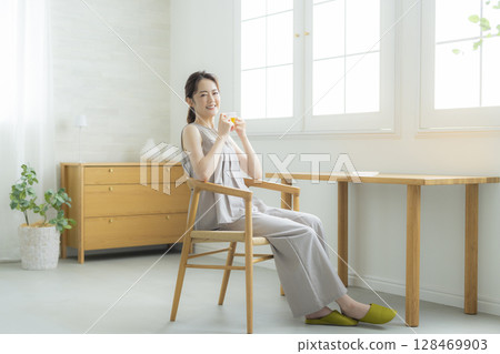 喝茶的中年婦女 128469903