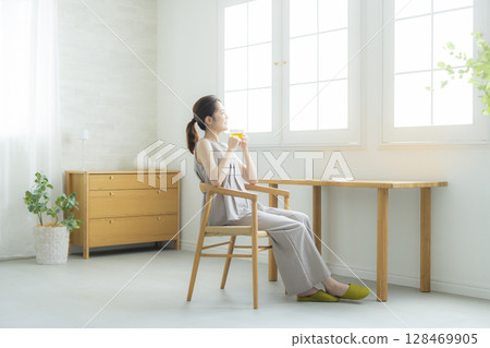 喝茶的中年婦女 128469905