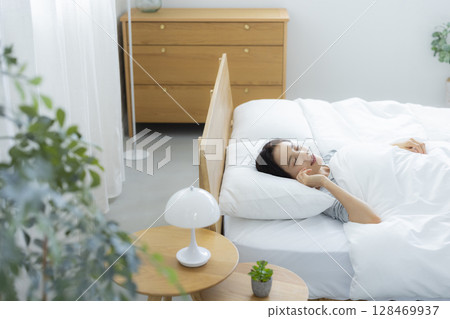 woman sleeping in bed 128469937
