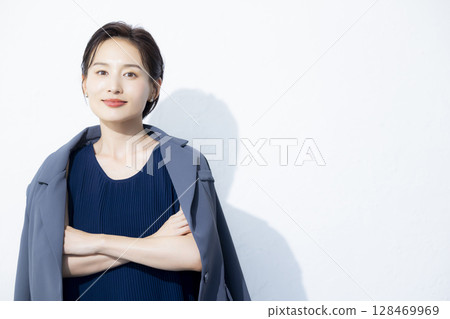 短頭髮的女人 128469969