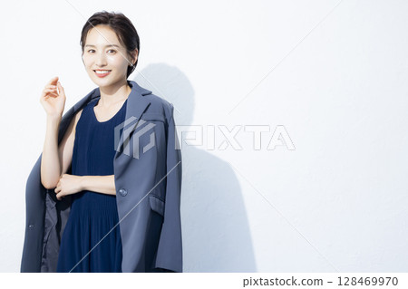 A woman with short hair 128469970