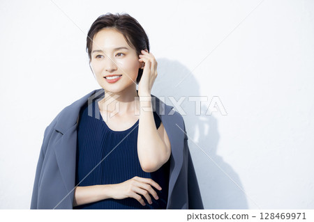 短頭髮的女人 短頭髮的女人 128469971