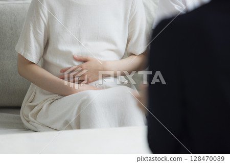 一對夫婦正在與一位西裝革履的女士進行諮詢 128470089