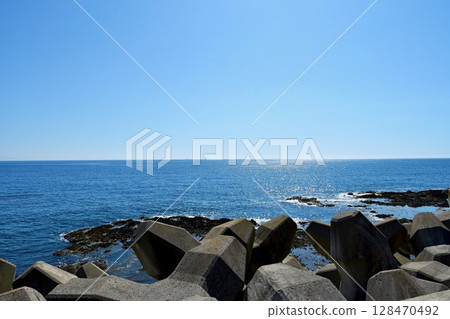 "Waves hitting the reef" and "Horizon" seen from National Route 229 on the Shakotan Peninsula in Hokkaido on a clear day "Waves hitting the reef" and "Horizon" seen from National Route 229 on the Shakotan Peninsula in Hokkaido on a clear day 128470492