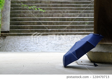 雨天在入口處撐傘 128470713