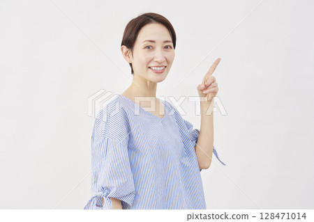 Woman, middle-aged, pointing to the right, white background Woman, middle-aged, pointing to the right, white background 128471014
