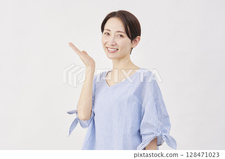 Woman, middle-aged, palm pointing to the left, white background 128471023