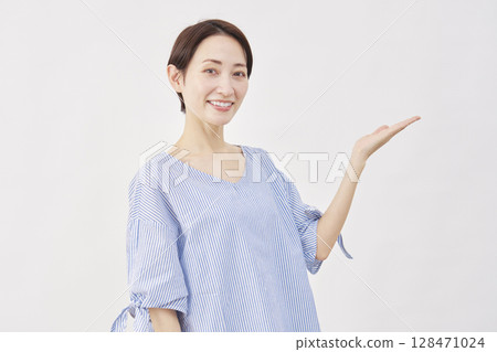 Woman, middle-aged, palm pointing to the right, white background 128471024
