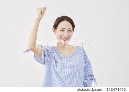 婦女中年拳頭泵白色背景 128471032
