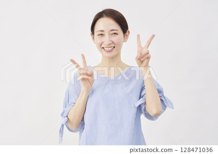 中年婦女雙手放在白色背景上的和平標誌 128471036