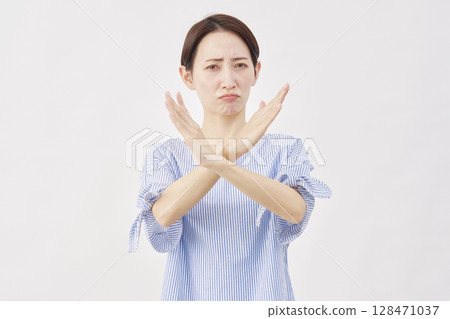 中年女性用手臂做出「X」手勢，白色背景 128471037
