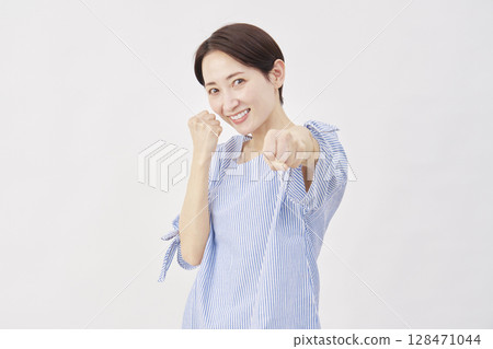 女人中年拳白色背景 128471044