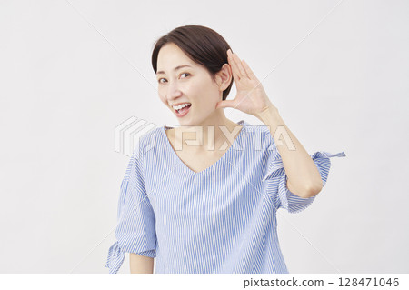 中年婦女，用手摀住耳朵聆聽的姿勢，白色背景，看著相機 128471046