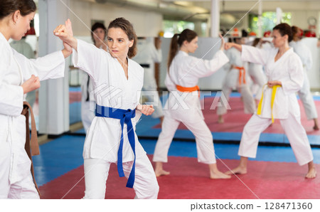 Women practice kicking 128471360