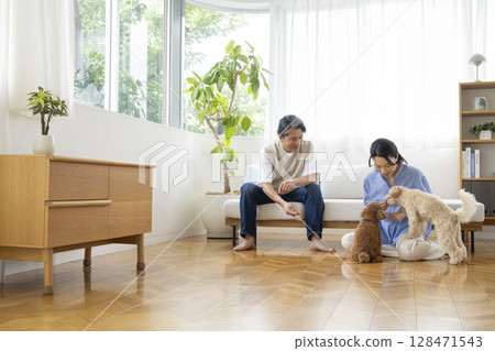 一對 50 多歲的夫婦和他們的狗：與狗一起生活的圖片 128471543