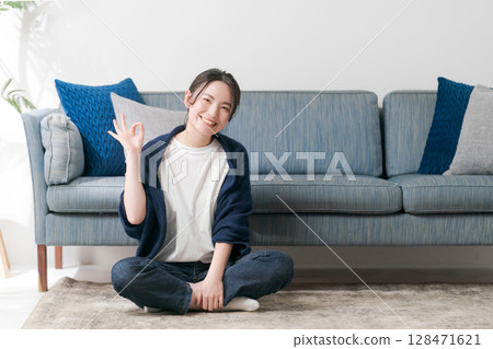 Young woman relaxing in the living room 128471621