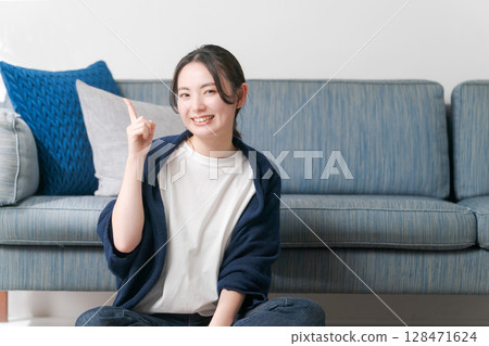 Young woman relaxing in the living room 128471624