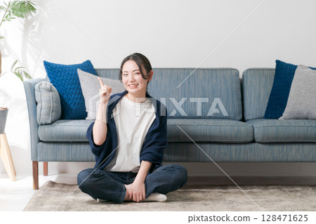 年輕女子在客廳放鬆 128471625