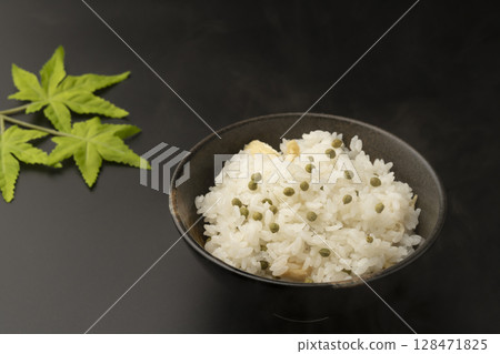 Steaming rice cooked with Japanese pepper 128471825