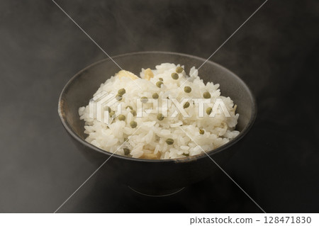 Steaming rice cooked with Japanese pepper 128471830