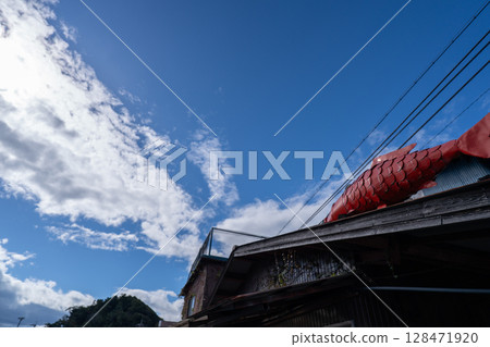 Photographed from Omihachiman City, Shiga Prefecture, the island of Okishima, located about 1.5 km off the coast of Lake Biwa. 128471920