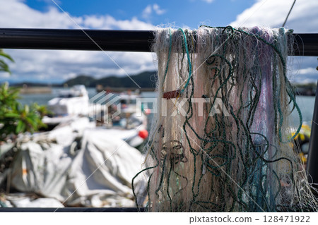 Photographed from Omihachiman City, Shiga Prefecture, the island of Okishima, located about 1.5 km off the coast of Lake Biwa. 128471922
