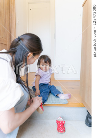 媽媽給女孩穿鞋 128472090