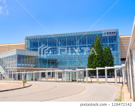 青森縣青森市新青森站東口，美麗晴朗的藍天（夏季） 128472142