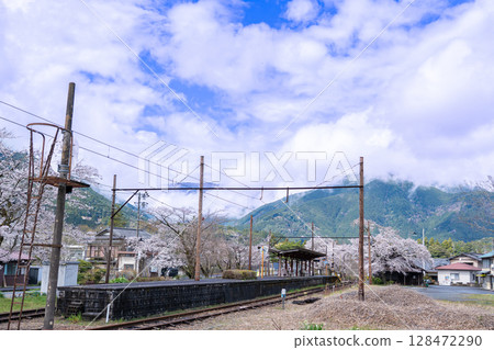 雨後的春天的駿河德山站，位於靜岡縣川根町大井川鐵道大井川本線 128472290